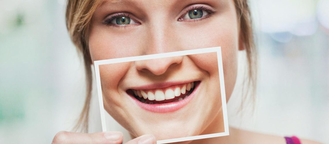 Bicarbonate pour se blanchir les dents : bonne au mauvaise idée ? Bicarbonate pour se blanchir les dents : bonne au mauvaise idée ?