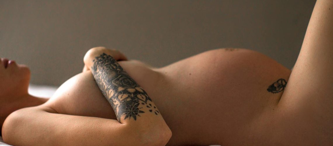 Tatouage dans le bas du dos : peut-on faire une péridurale ?